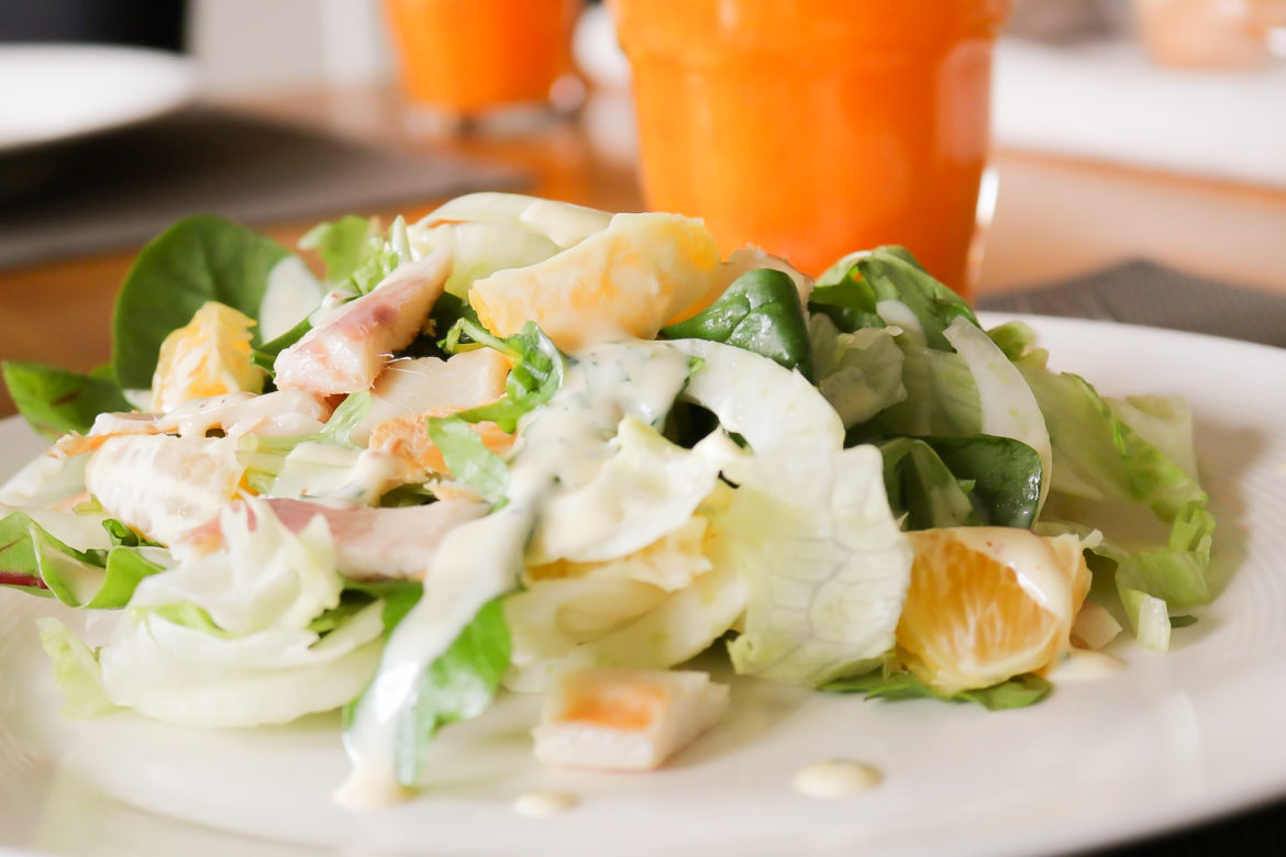 Frisse salade met gerookte forel
