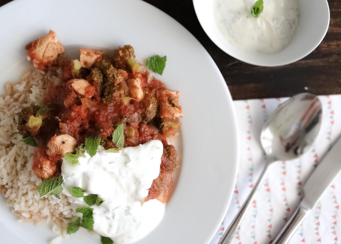 Rode curry met kip, broccoli en Griekse munt yoghurt