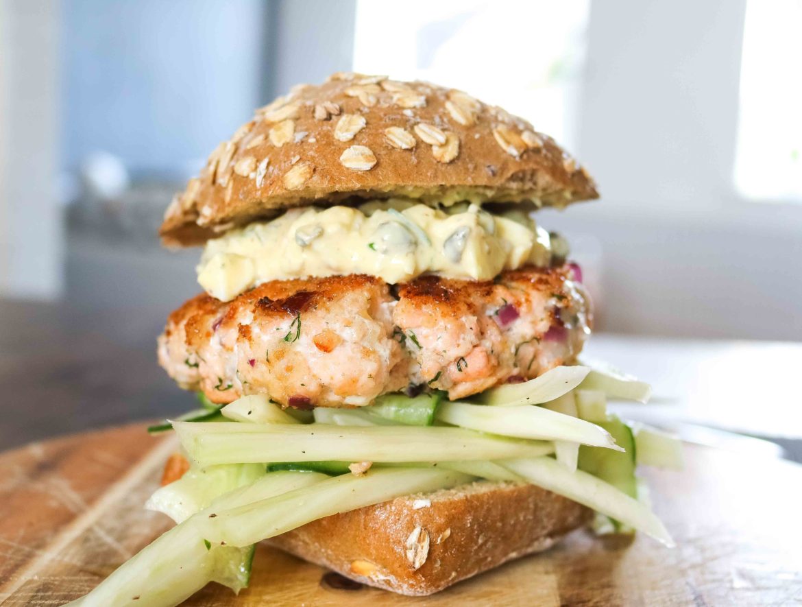 Zalmburger met venkelkomkommer salade en tartaarsaus