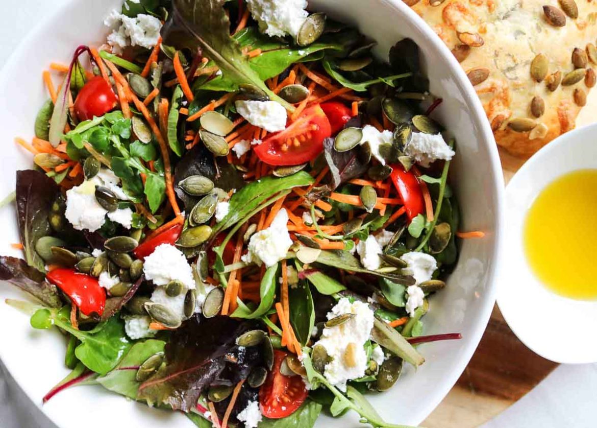 Salade met wortel, tomaatjes en geitenkaas