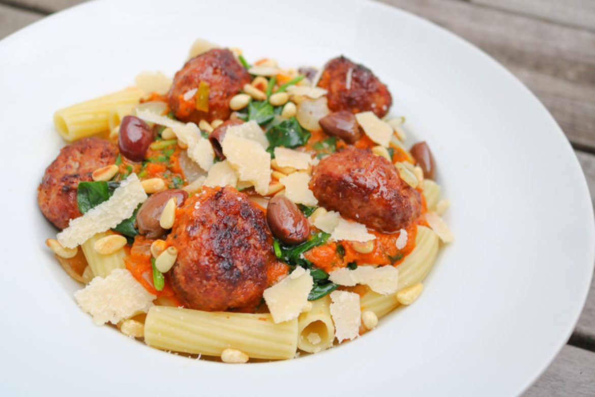 Pasta_met_tomatensaus_en_ballen