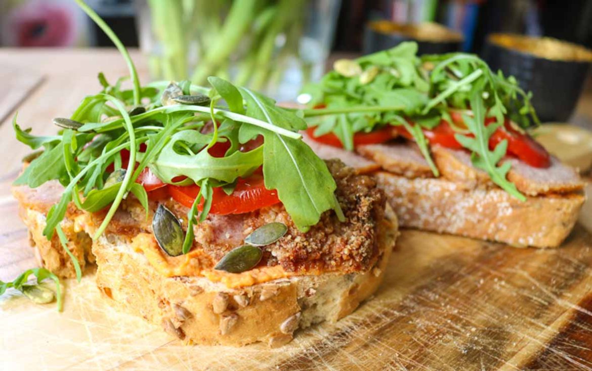Toast_met_gehakt_hummus_en_tomaat