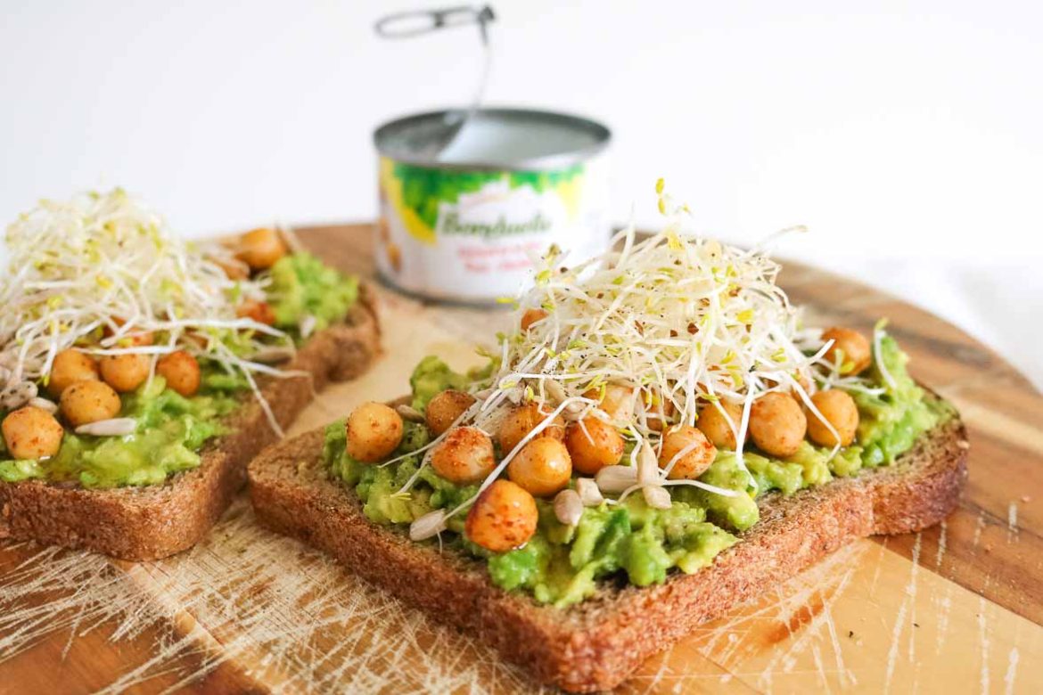 Toast_kikkererwten_avocado_alfalfa