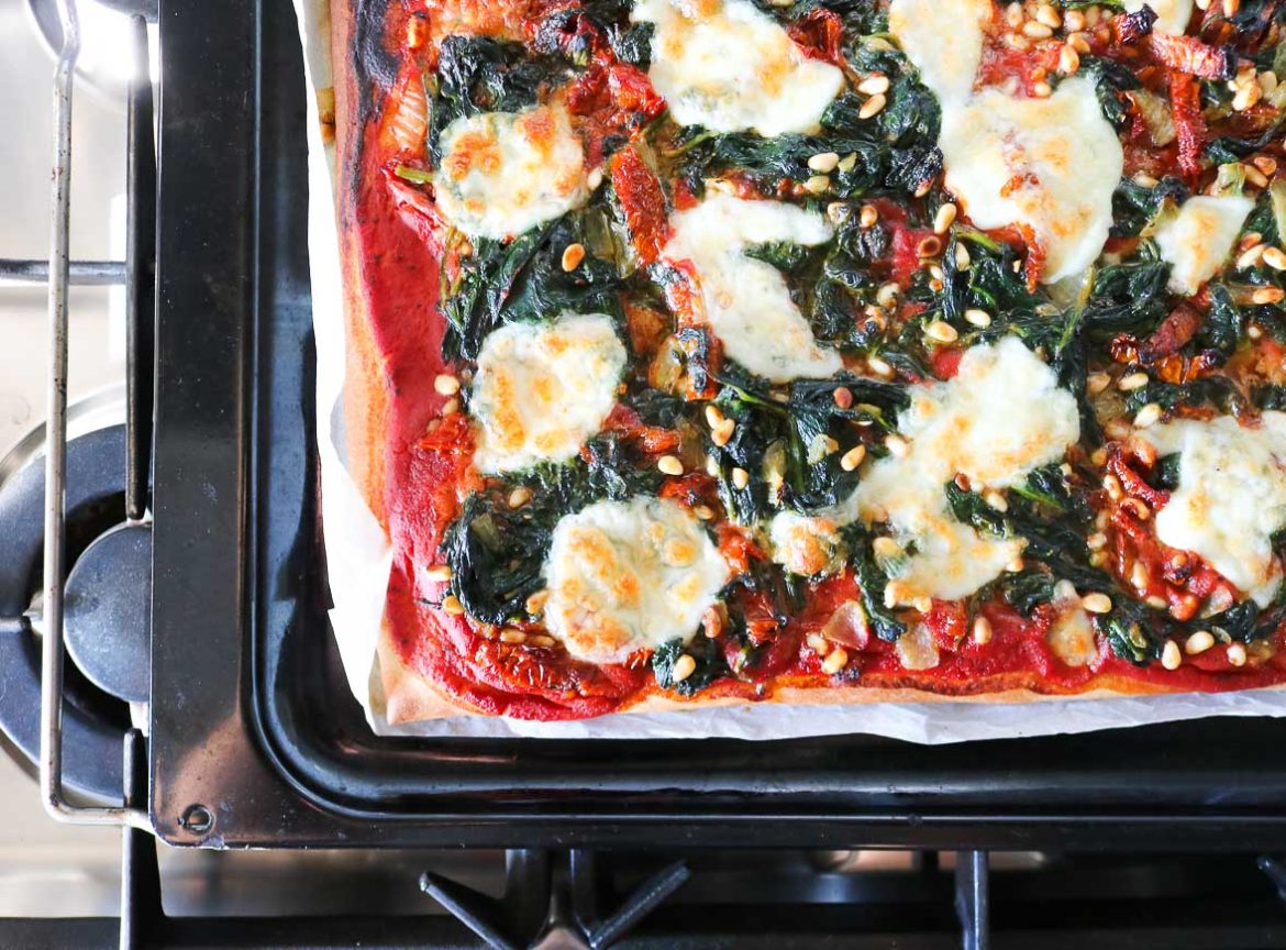 Plaatpizza_met_spinazie_zongedroogde_tomaten_en_pijnboompitten1