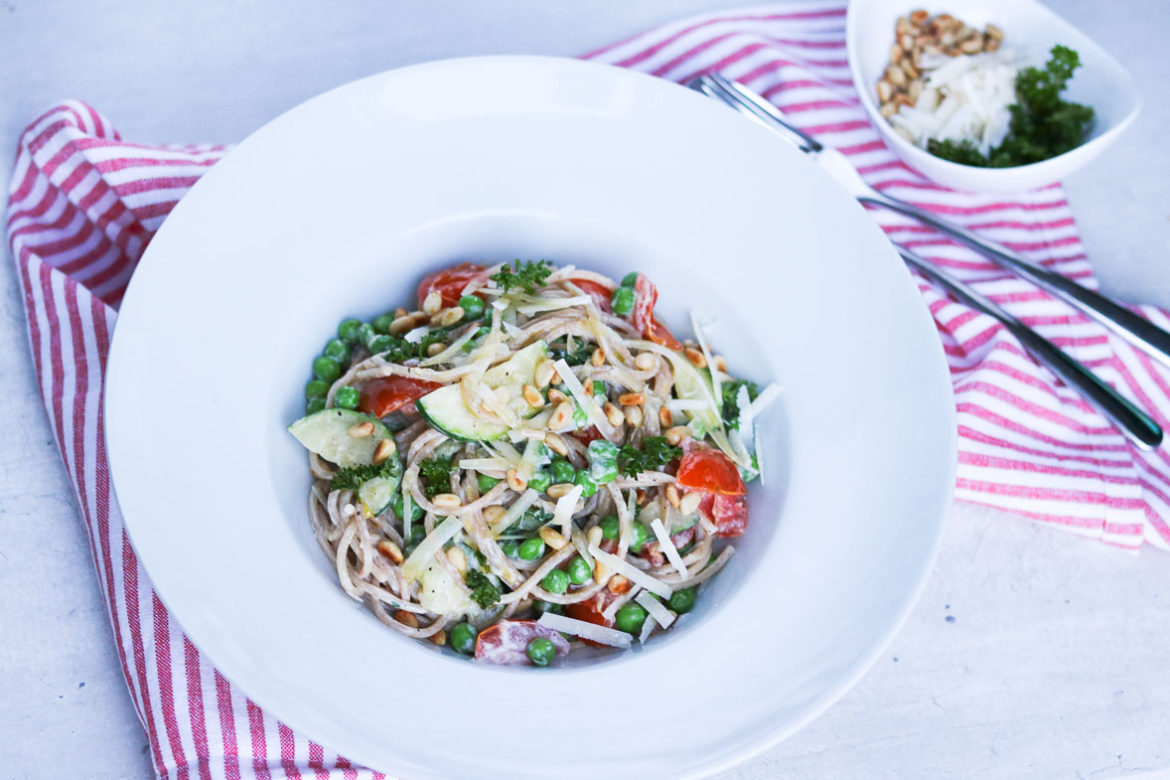 Speltpasta-courgette-tuinerwten-zuivelspread