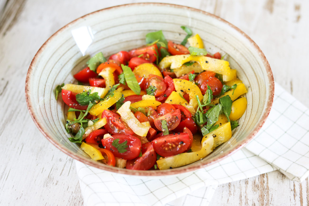 tomaten-paprika-bladsellerie-salade